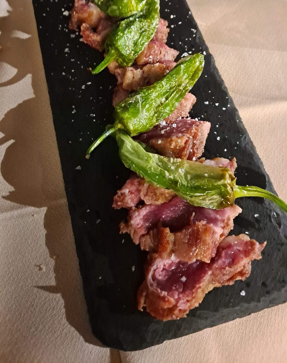 Tataki de presa ibérica a baja temperatura con pimientos de Padrón