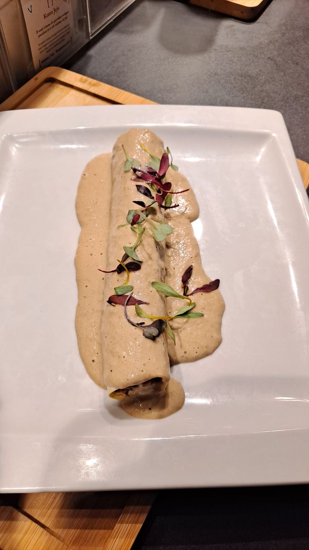 Canelón XL de “Poularda” con foie y cremoso de boletus